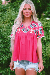 Bluse mit geometrisch bestickten Quasten in Erdbeerrosa